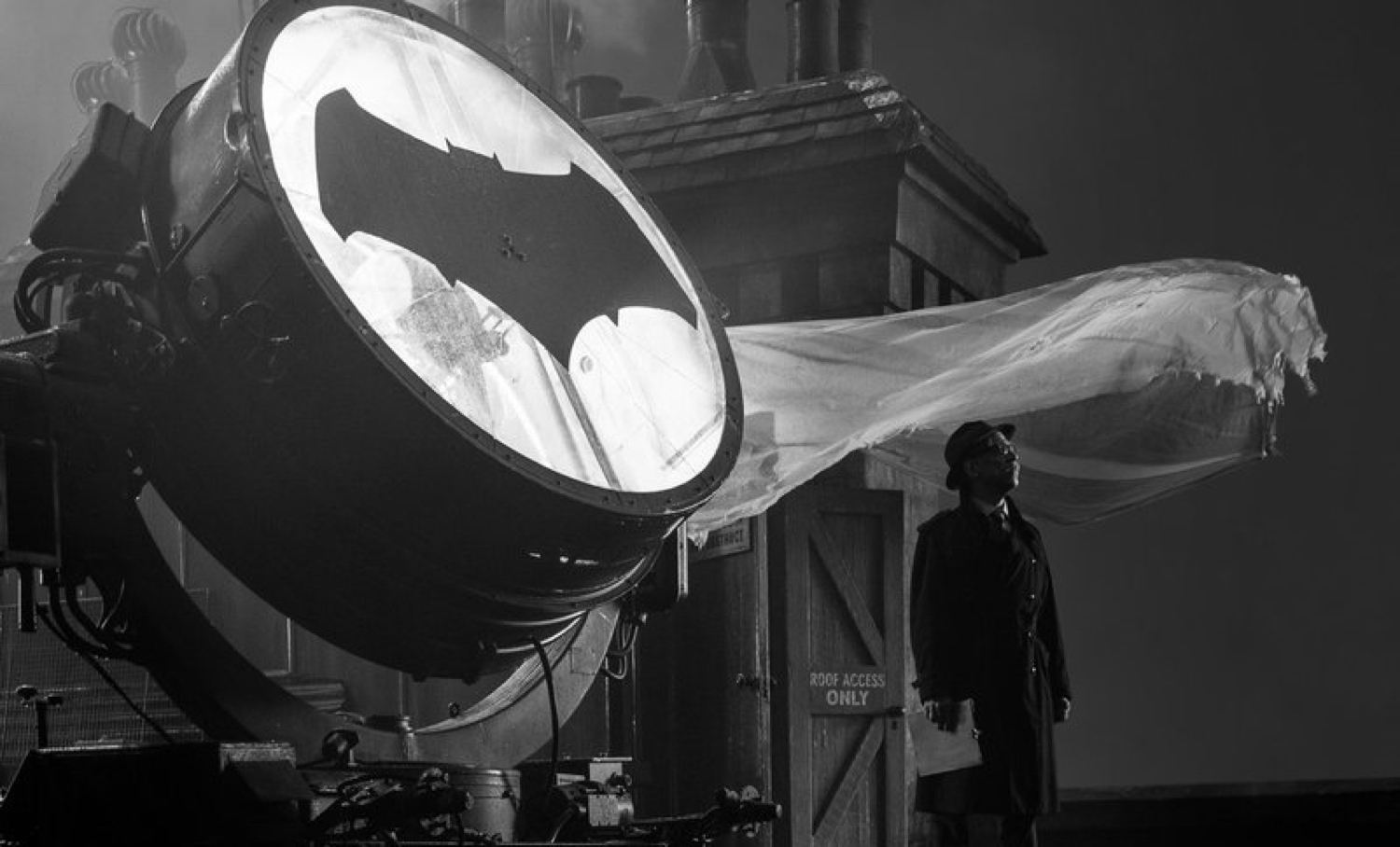 First Look at Commissioner Gordon and the Bat-Signal in ‘Justice League’